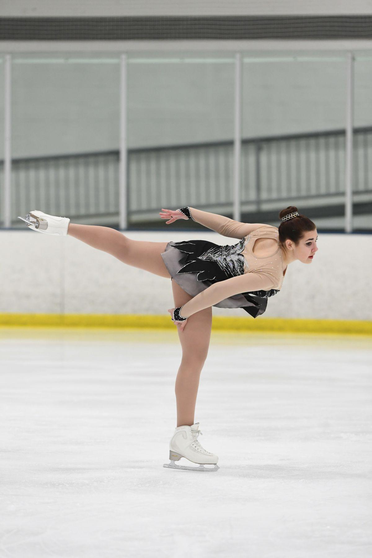韦德娱乐app下载地址高中毕业生Sarah Mannherz '20获得美国著名的白金级毕业生奖.S. Figure Skating